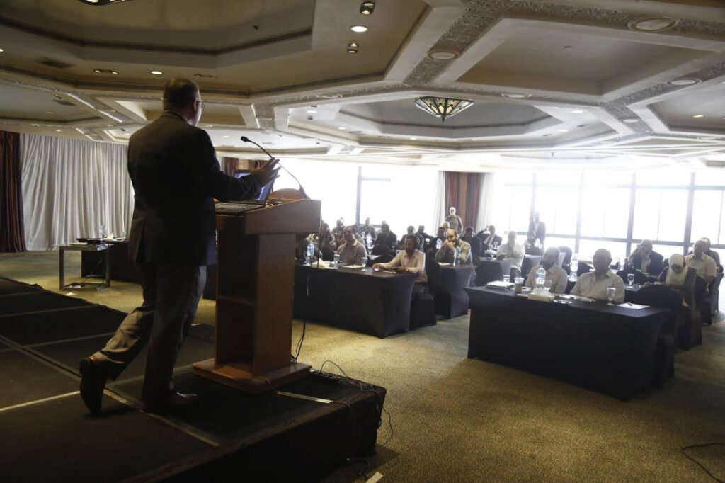 埃里克·吉（Eric Gee）在埃及举行的美国软木研讨会上发表演讲。