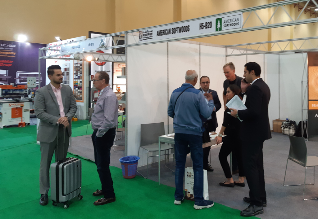 Gli espositori di American Softwoods parlano con i partecipanti al Cairo Wood Show.