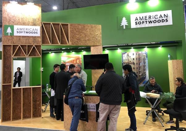 ممثلون من American Softwoods يتحدثون مع الحاضرين في EXCON 2020 في جناح AmSo