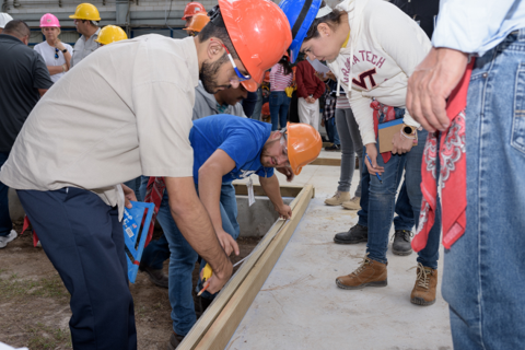 Les participants à l’atelier aident à la construction d’une bibliothèque.