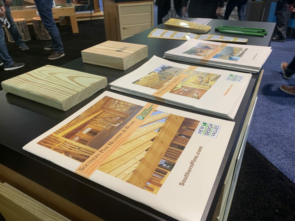 El mostrador de SFPA en el stand de ThinkWood en IBS 2020 incluyó publicaciones, tarjetas de extensión y algunas muestras para que los visitantes las manipularan.