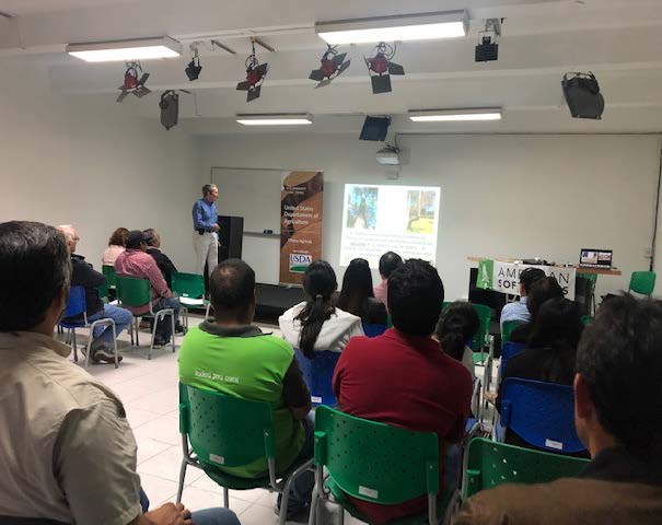 Những người tham gia tại một hội thảo ở Peru háo hức lắng nghe.