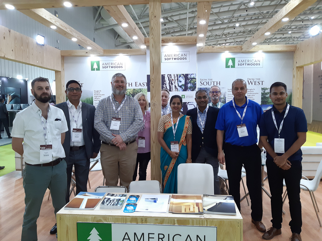 Des représentants d’American Softwoods sur le stand d’AmSo à Indiawood 2020