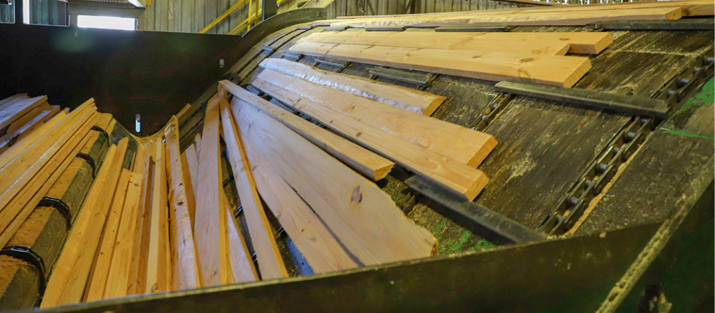लकड़ी के उत्पाद एक चीरघर में बनाए जा रहे हैं।